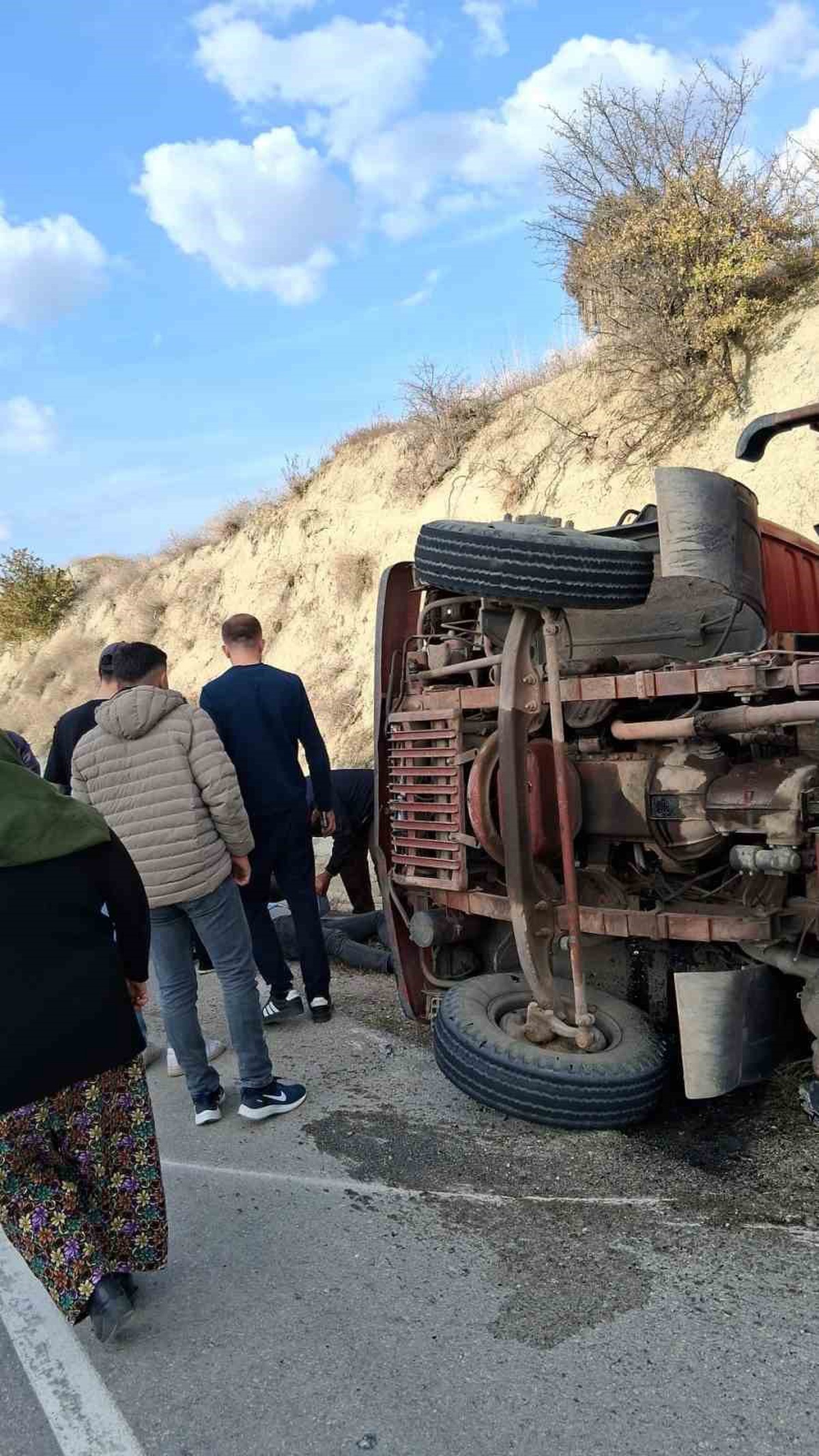Burdur Altınyayla\'da devrilen yük kamyonunun sürücüsü hafif yaralandı
