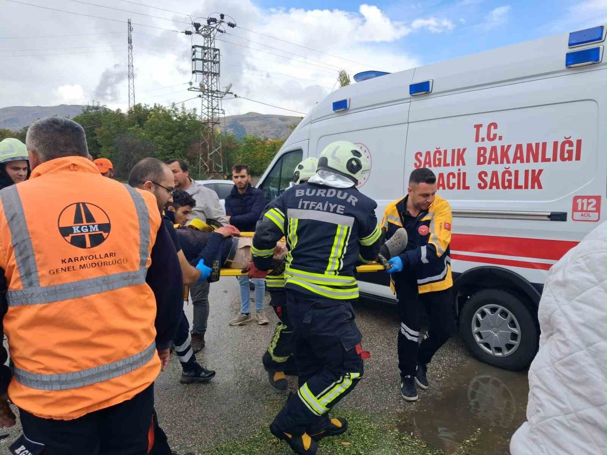Burdur İnsuyu\'da traktör otomobille çarpıştı, otomobil sürücüsü ağır yaralandı