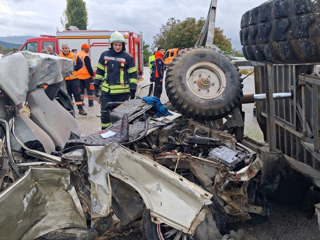 Burdur'da traktörle çarpışan otomobilde sıkışan yaralı sürücü itfaiyece kurtarıldı