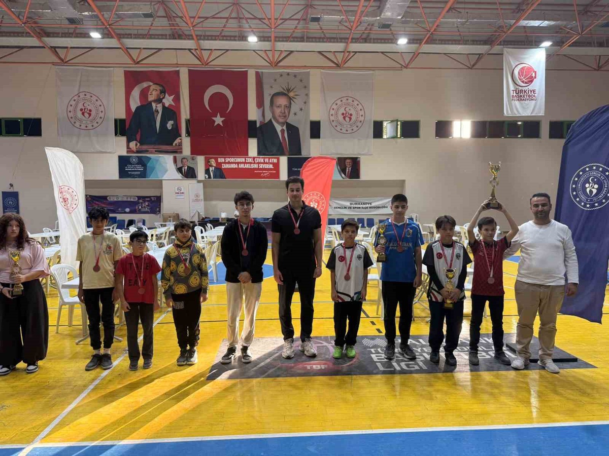 Burhaniye\'de Amatör Spor Haftası satranç turnuvasına 11 ilden 114 sporcu katıldı