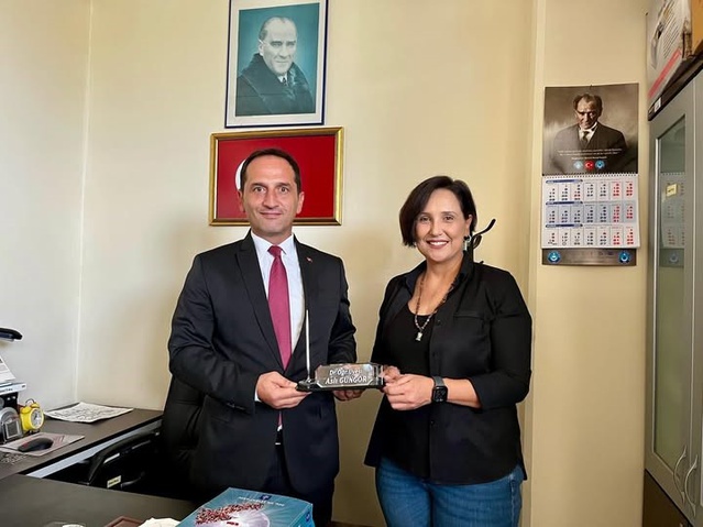 Burhaniye MYO'da bölüm başkanlığına atanan Aslı Güngör'e isimlik takdim edildi