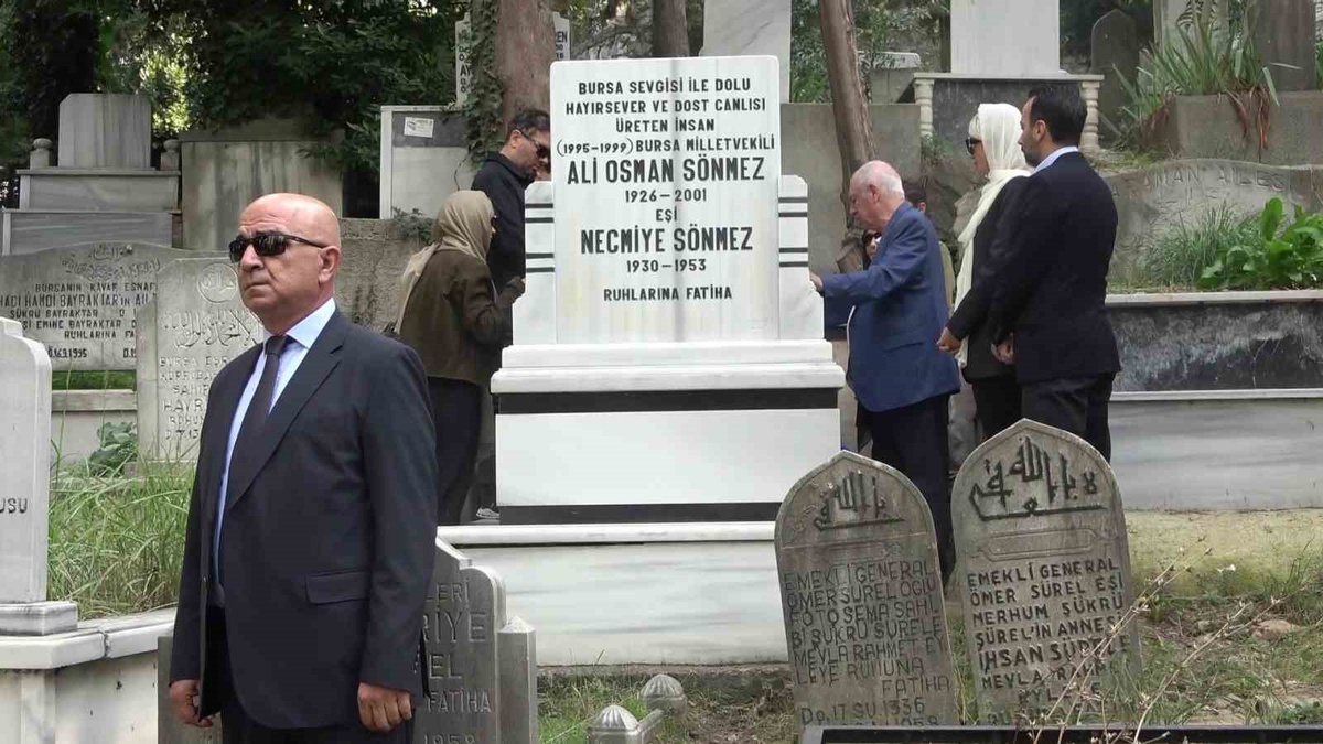 Ali Osman Sönmez, 25. ölüm yıl dönümünde Emirsultan\'da kabri başında anıldı