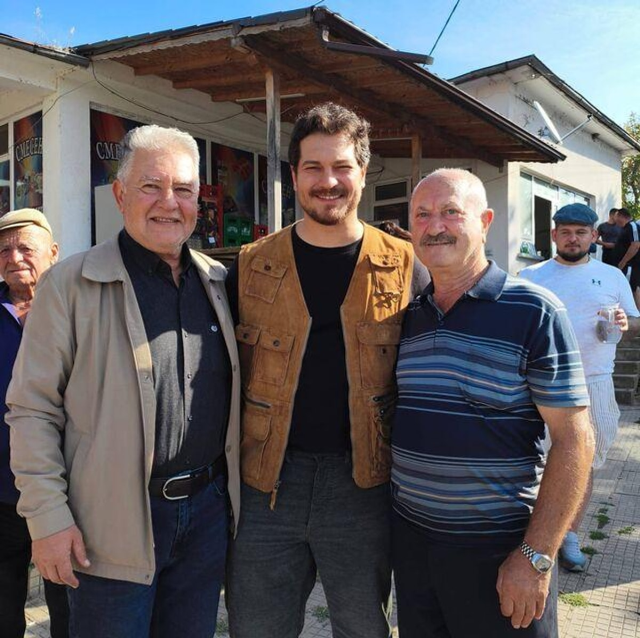 Çağatay Ulusoy'un köy ziyaretinde giydiği yeleğin fiyatı dudak uçuklattı