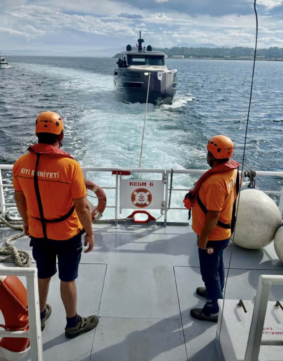 Çanakkale Boğazı\'nda KIYEM-6 botu, sürüklenen tekneyi 2 kişiyle Eceabat\'a çekti