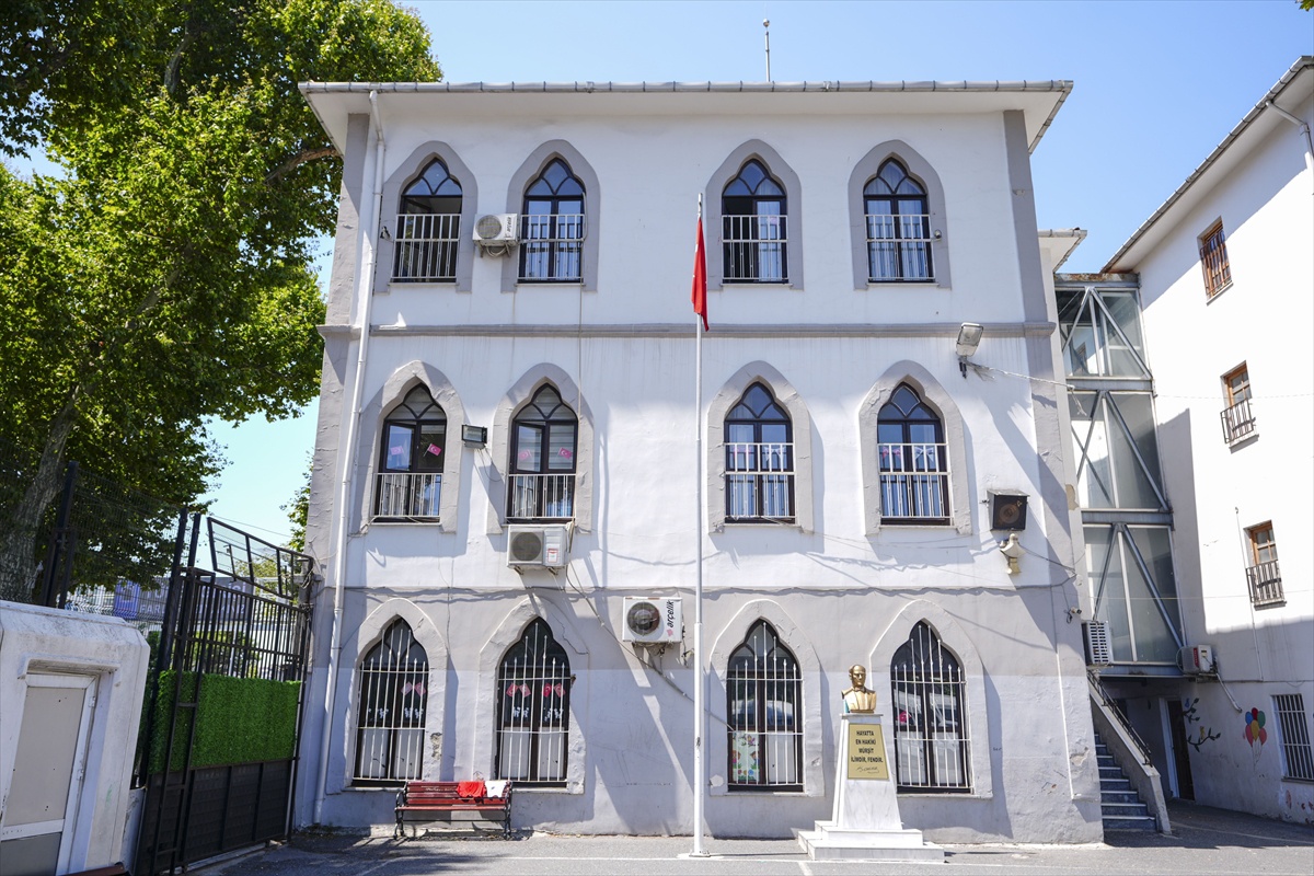 Kasımpaşa\'daki tarihi komutanlık binası 120 yıldır ilkokul olarak kullanılıyor