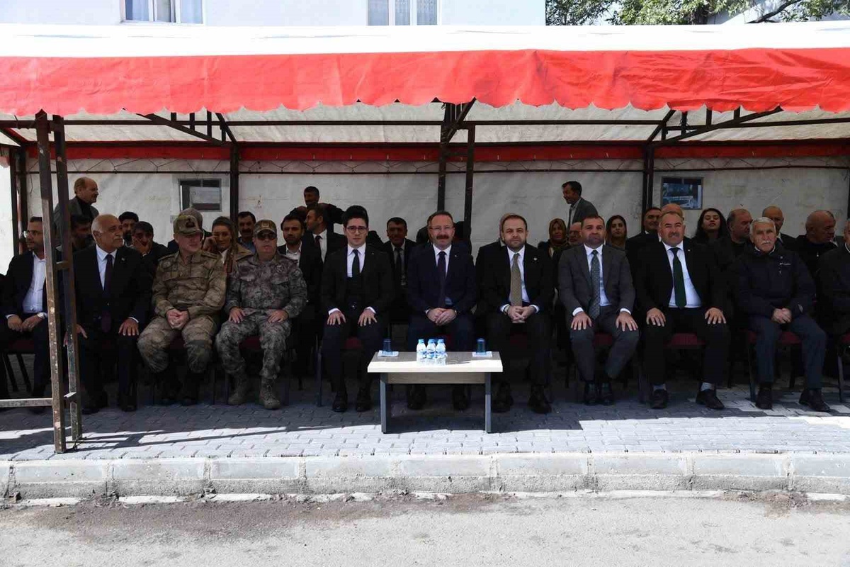 Çıldır\'da geçen yıl başlanan doğalgazın açılışı meşale ile yapıldı