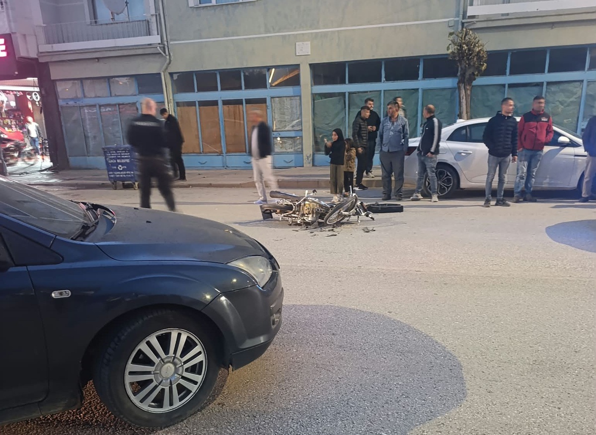 Çorum Alaca\'da motosiklet ile otomobil çarpıştı, yaralanan sürücü hastaneye kaldırıldı