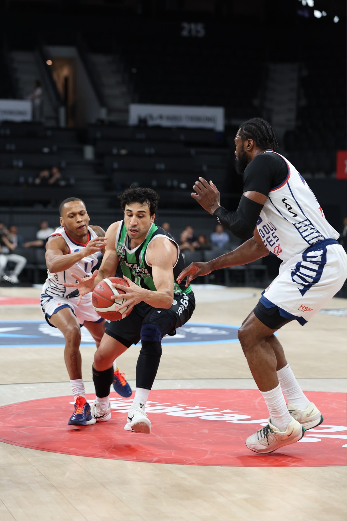 Yukatel Denizli Basket, Anadolu Efes\'e 85-76 yenilip Benfica deplasmanında çıkış arıyor