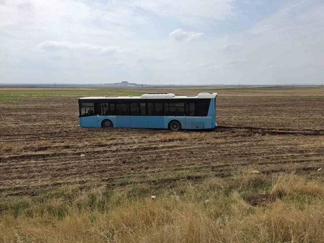 Diyarbakır'da sürücü hakimiyetini kaybedince otobüs tarlaya daldı, ölü yaralı yok