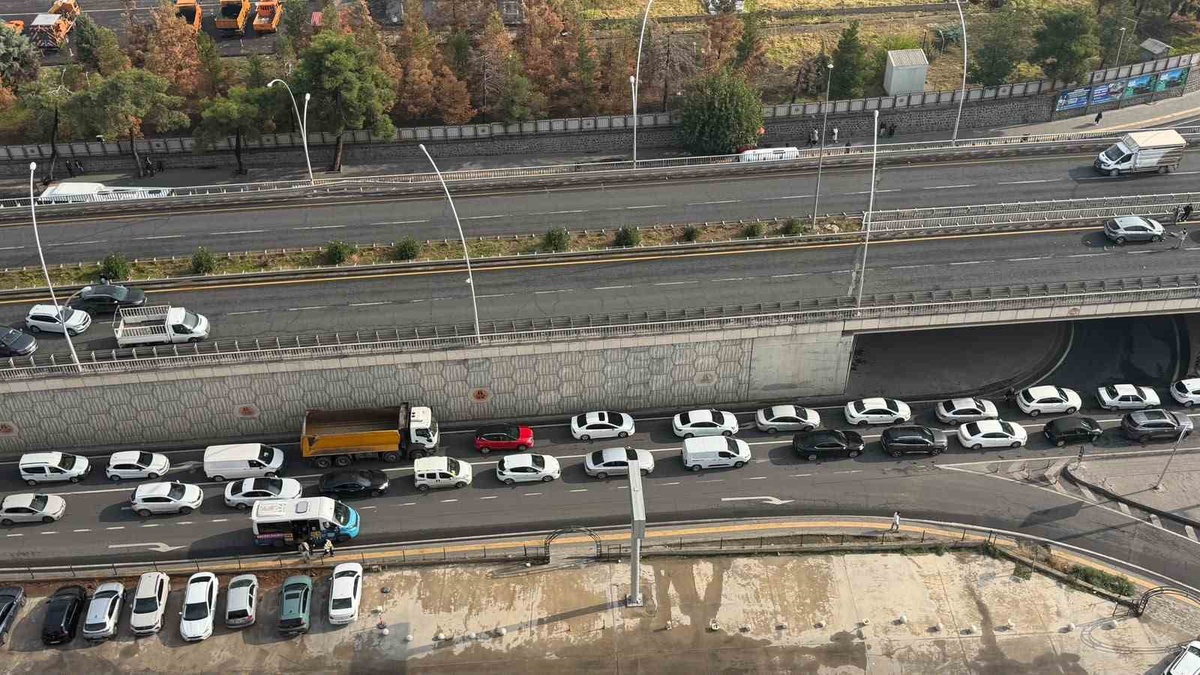 Diyarbakır Yenişehir\'de 4 otomobil art arda çarpıştı, kazada yaralanan olmadı