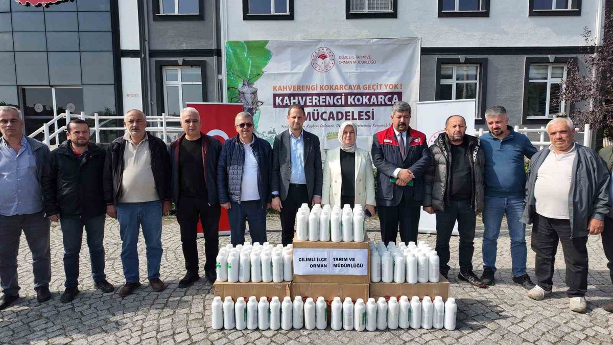 Düzce Çilimli\'de kahverengi kokarca mücadelesinde 27 muhtara ürün dağıtıldı