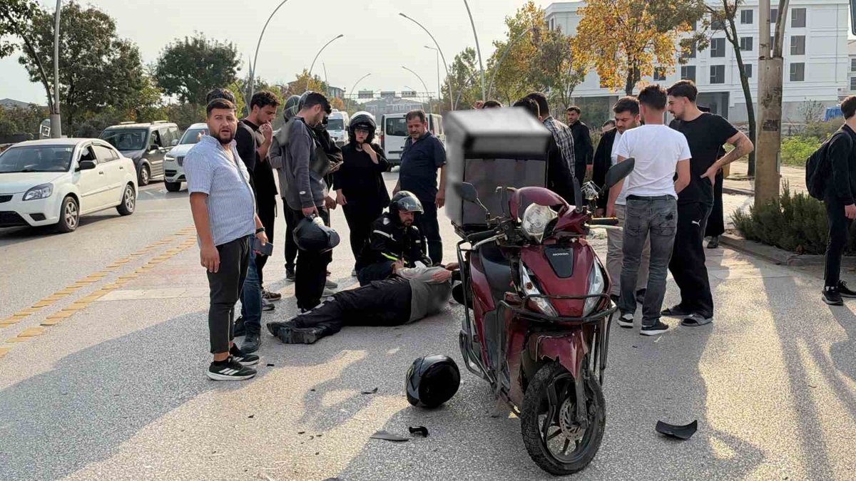 Düzce Memursen Bulvarı\'nda motokurye ile otomobil çarpıştı, 2 kişi yaralandı