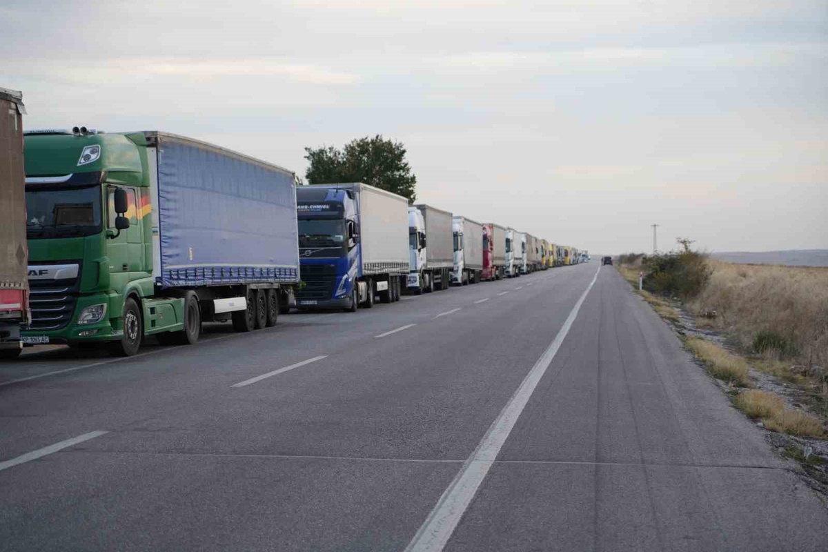 Edirne Hamzabeyli Sınır Kapısı\'ndaki 37 kilometrelik tır kuyruğu sürücüleri mağdur etti