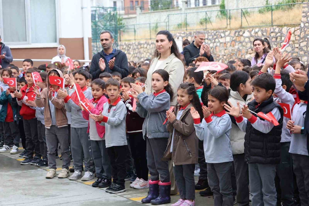 Bayrağı öpen 2. sınıf öğrencisi, Elazığ İl Milli Eğitim Müdürü\'nden hediye aldı