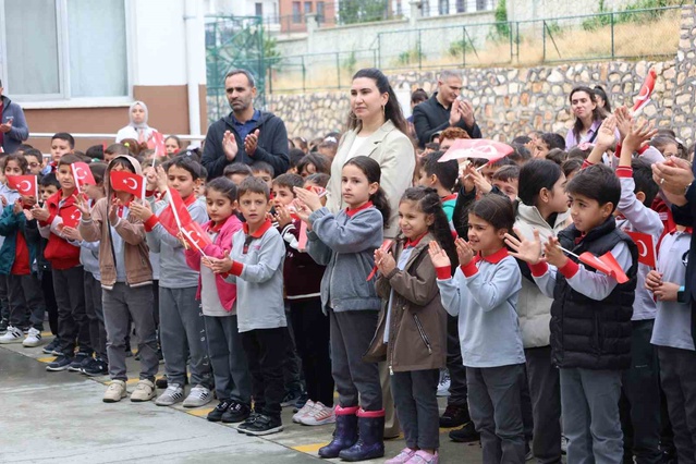 Bayrağı öpen 2. sınıf öğrencisi, Elazığ İl Milli Eğitim Müdürü'nden hediye aldı
