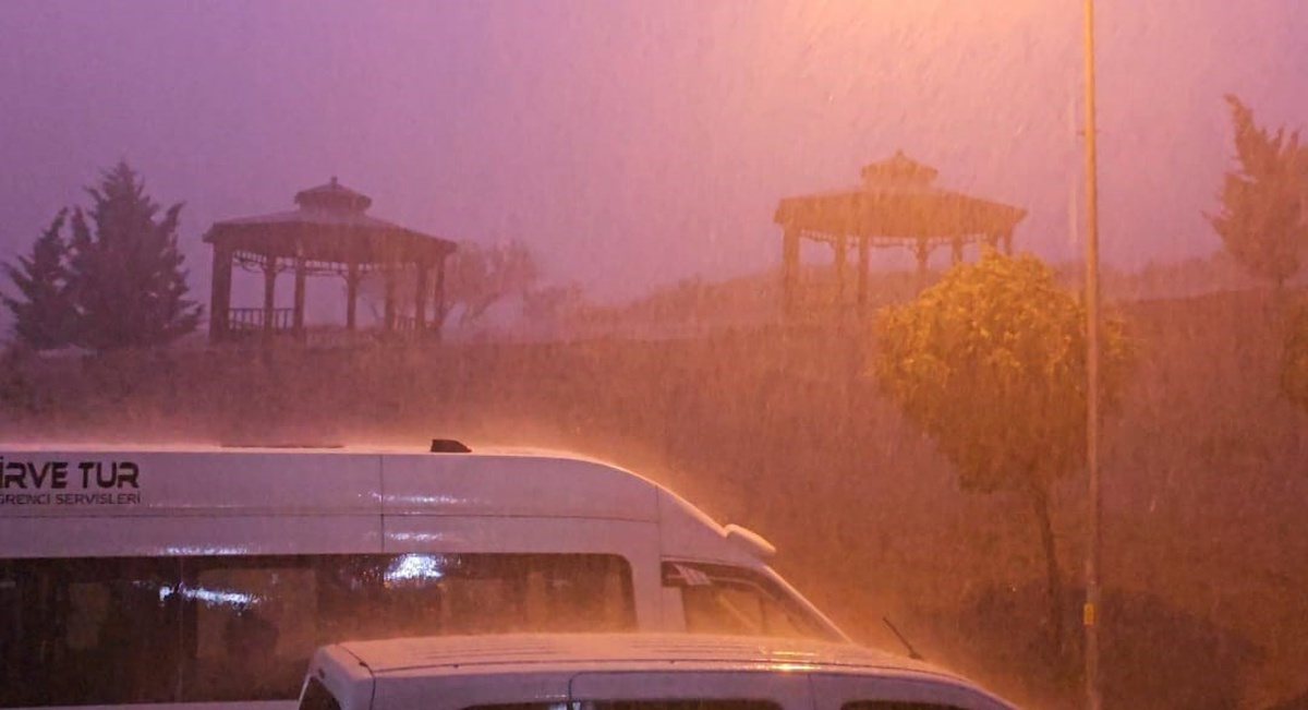 Meteoroloji uyarısının ardından Elazığ\'da sağanak etkili oldu, sokaklarda su birikti