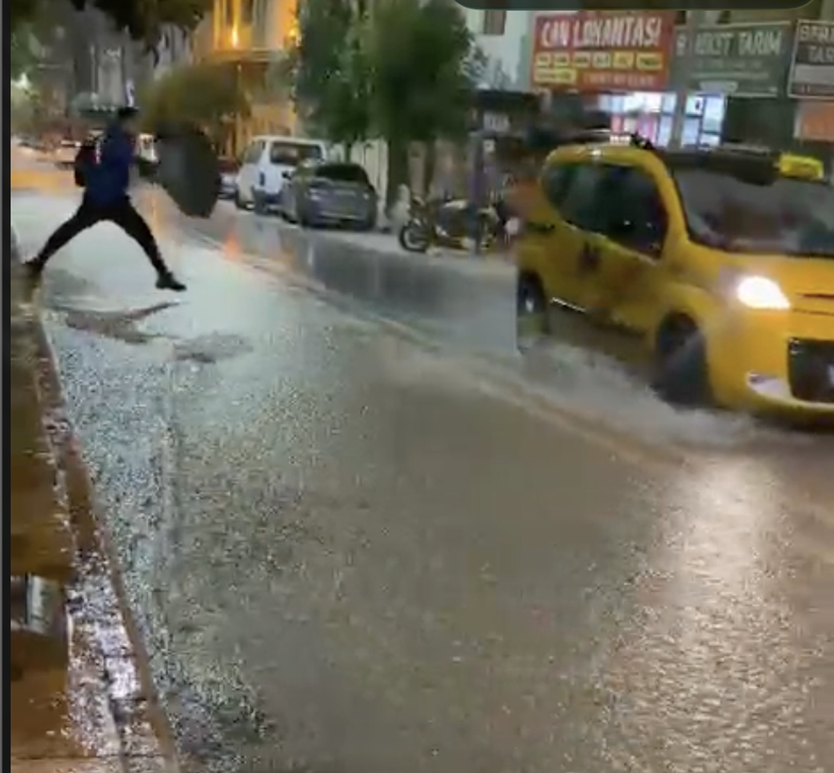 Meteoroloji uyarılarının ardından Elazığ\'da sağanak, trafikte aksamaya yol açtı