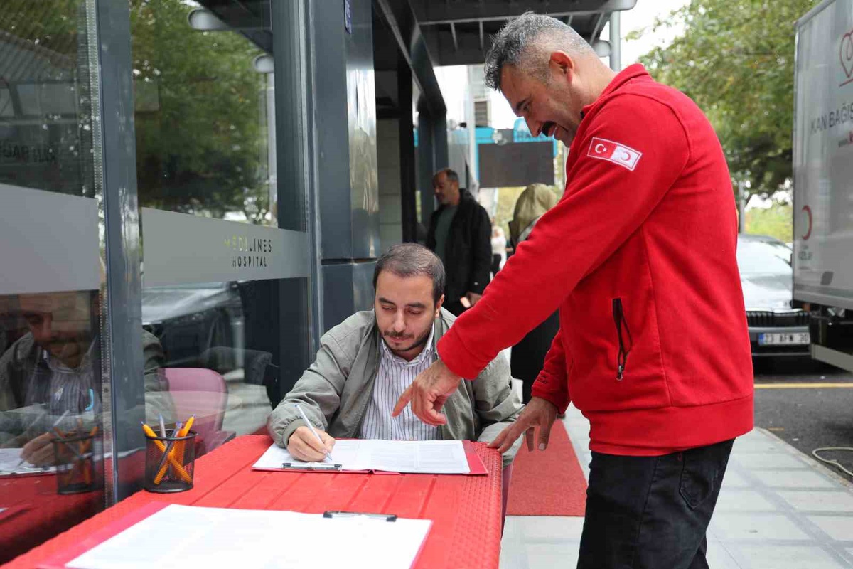 Elazığ Medilines ve Kızılay\'ın etkinliğinde personel ve vatandaşlar kan bağışladı