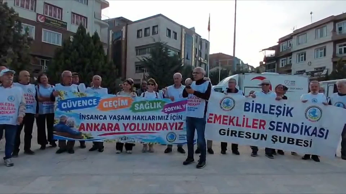 Emeklilerin Ankara yürüyüşü Amasya Merzifon\'a ulaştı, 38 bin TL açlık sınırı eleştirildi