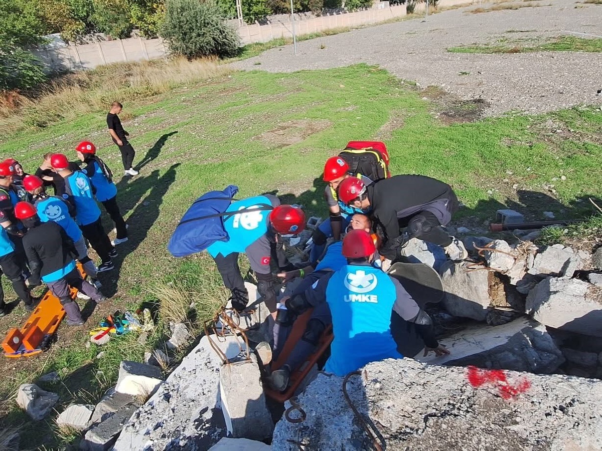 Erzincan\'da 20 UMKE gönüllüsüne afet müdahalesi için eğitim verildi