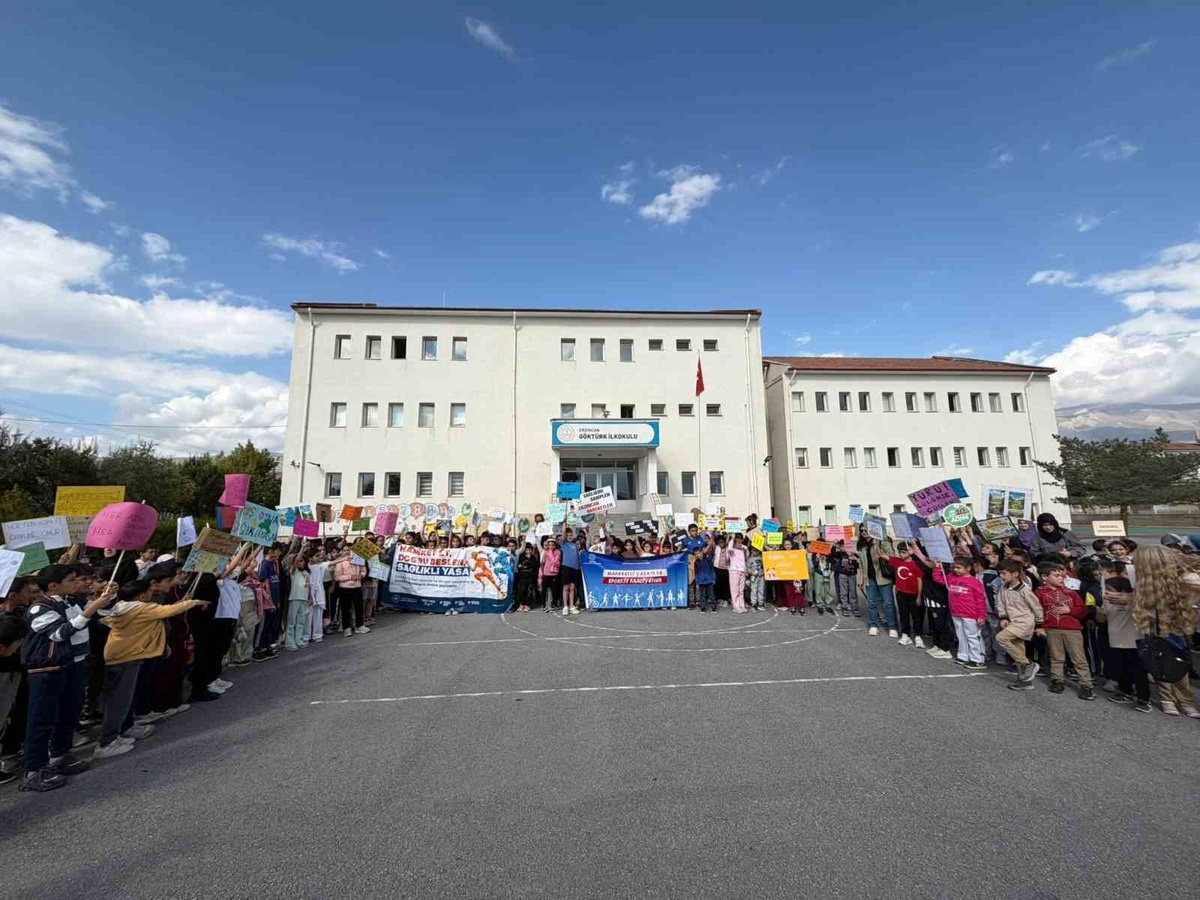 Dünya Yürüyüş Günü\'nde Erzincan\'da Göktürk İlkokulu öğrencileri ve velileri yürüdü