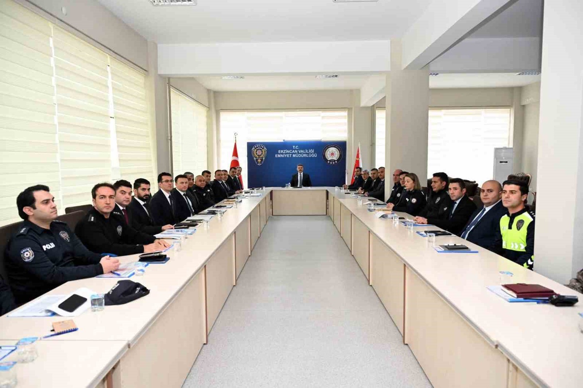 Erzincan İl Emniyet Müdürü Doköz, birim amirleriyle güvenlik çalışmalarını görüştü