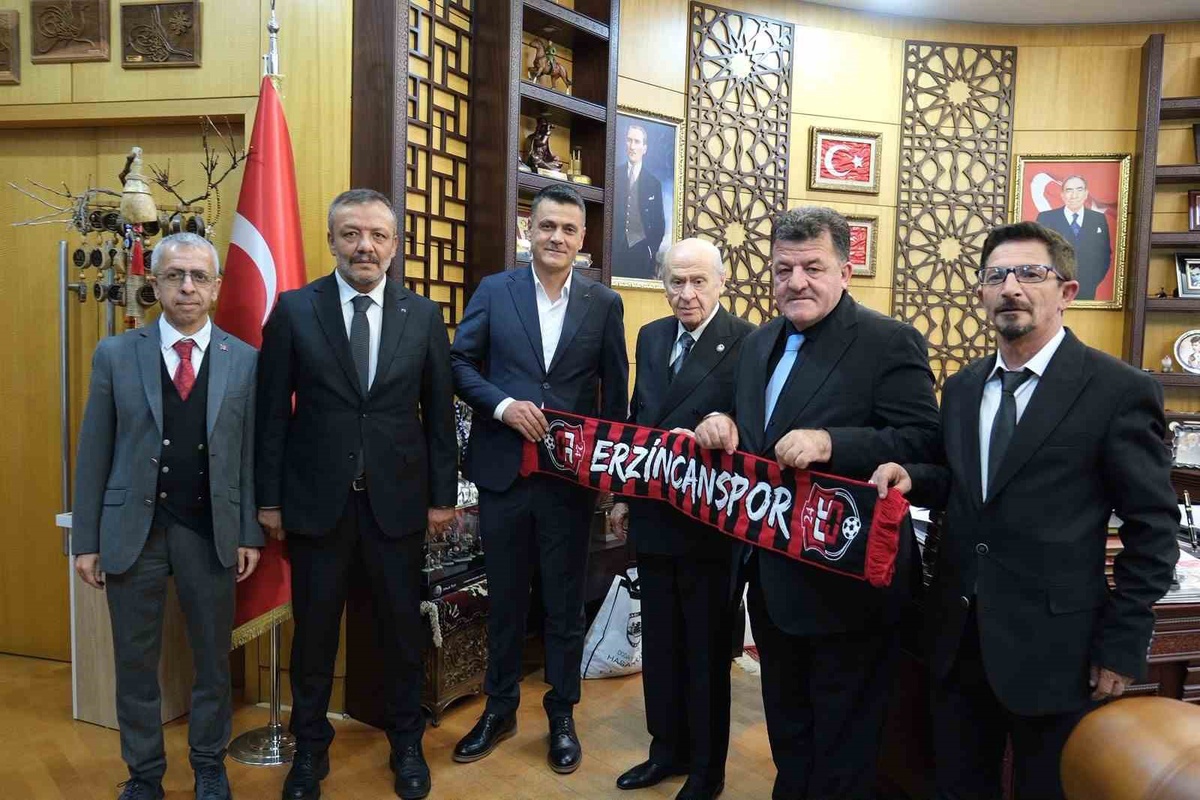 Erzincanspor yönetimi, Bahçeli'ye forma takdim etti ve maç izleme sözü aldı