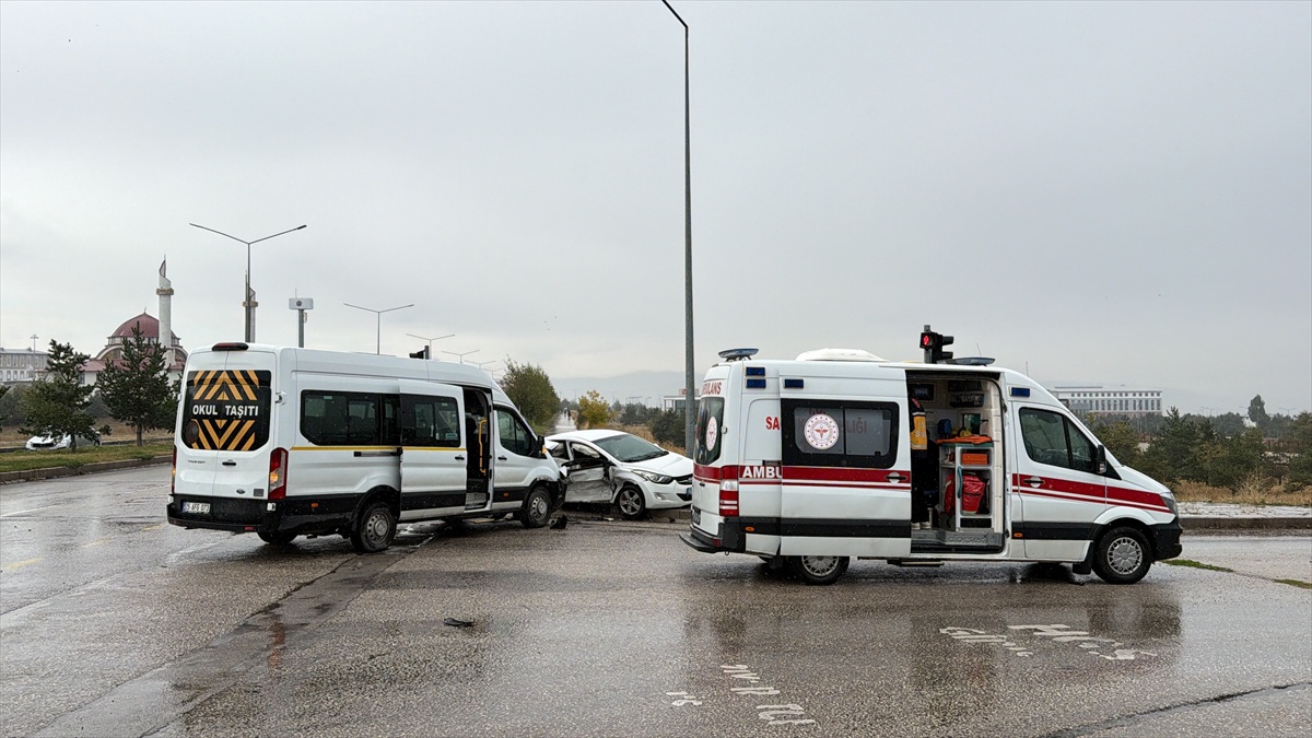 Atatürk Üniversitesi yerleşkesindeki kazada otomobilde bulunan 3 kişi yaralandı