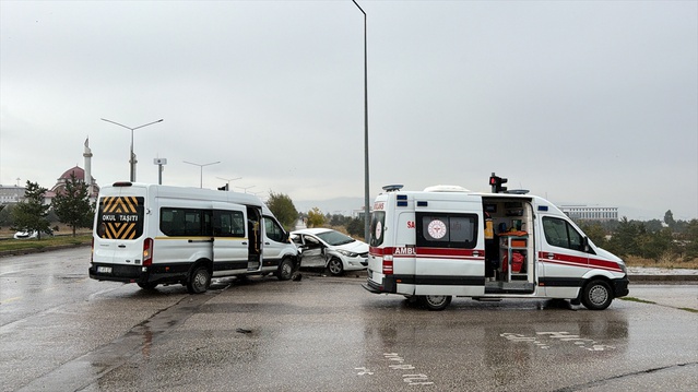 Atatürk Üniversitesi yerleşkesindeki kazada otomobilde bulunan 3 kişi yaralandı