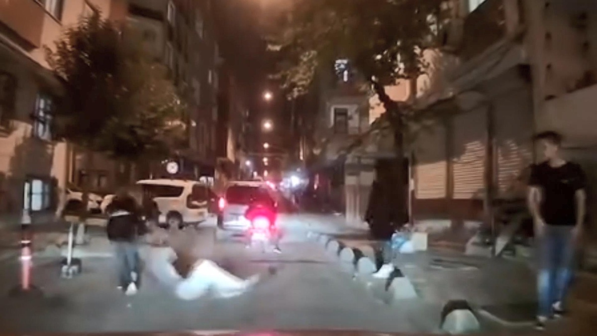 Esenler\'de iki kızın tartışması kavgaya dönüştü, biri arkadaşını saçından sürükledi