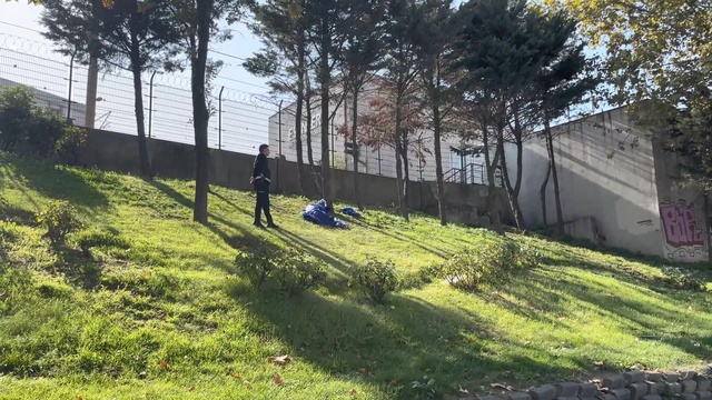 Çimenlik alanda şüpheli ölüm! Yanına gidenler ağzını görünce şoke oldu