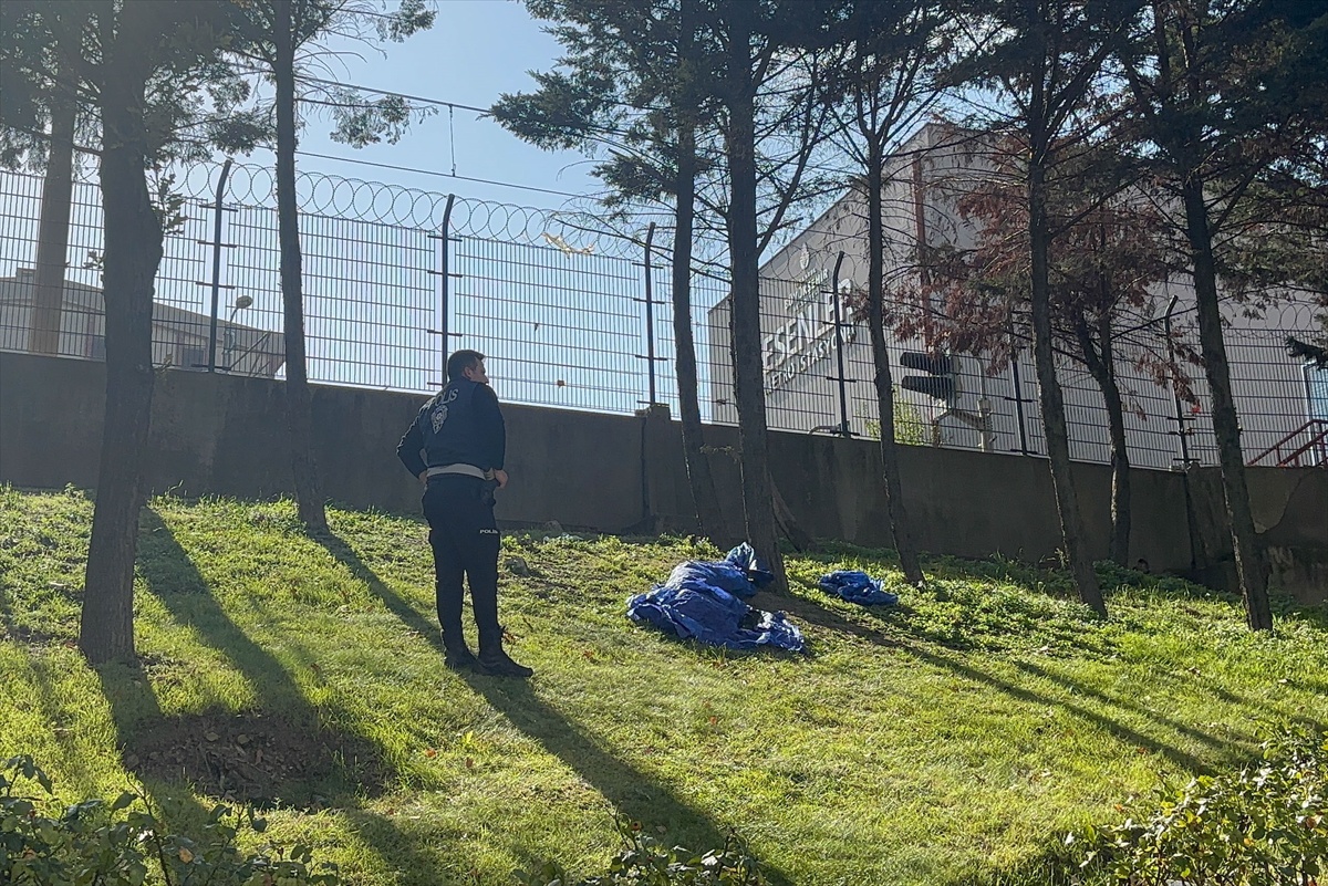 Esenler\'de çimenlik alanda hareketsiz yatan erkek ölü bulundu, ceset morga götürüldü