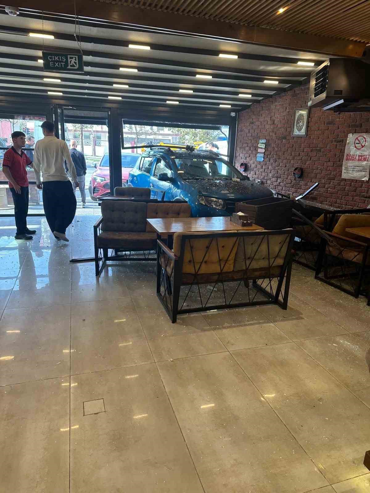 Esenyurt\'ta kadın sürücünün çarptığı otomobil börekçiye daldı, müşteri ucuz atlattı