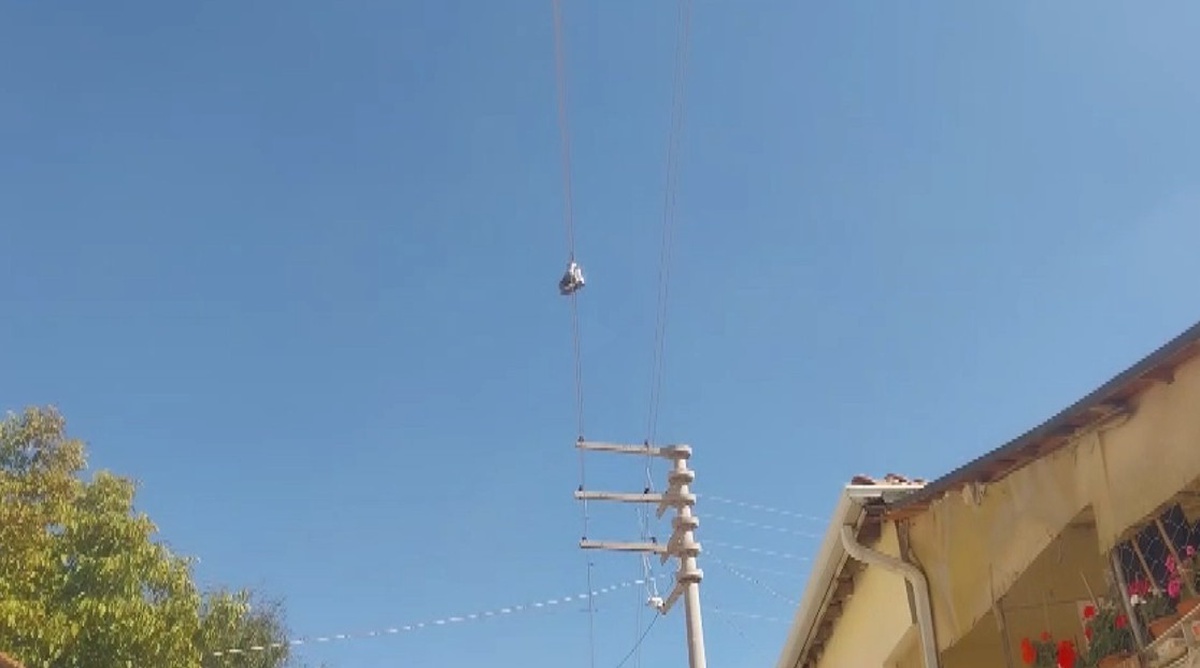 Eskişehir Tepebaşı\'nda telde asılı çift bot mahalle sakinlerini tedirgin ediyor
