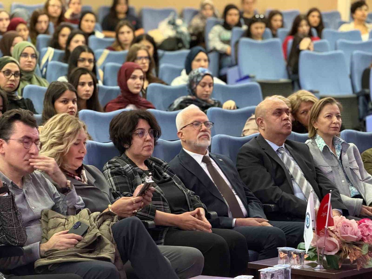 Eskişehir\'de normal doğum ve emzirme etkinliğinde ebelik hizmetleri ele alındı