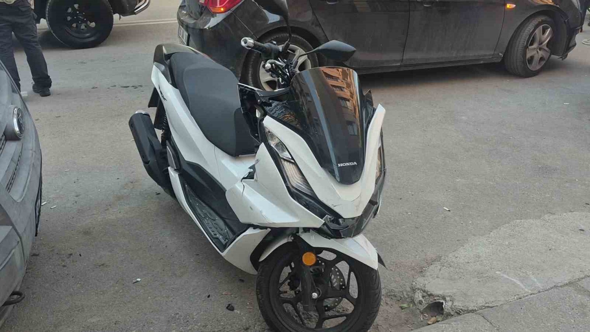 Eskişehir\'de otomobile arkadan çarpan motosikletin 16 yaşındaki sürücüsü yaralandı