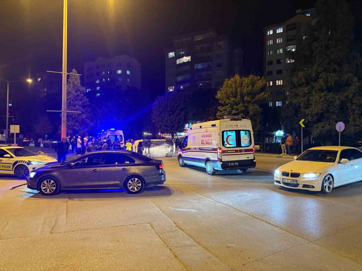 Eskişehir\'de Atatürk Bulvarı\'nda dün akşam iki otomobil çarpıştı, biri yan yattı