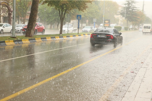 Gaziantep'te sağanak hayatı olumsuz etkiledi, ulaşımda aksamalar yaşandı