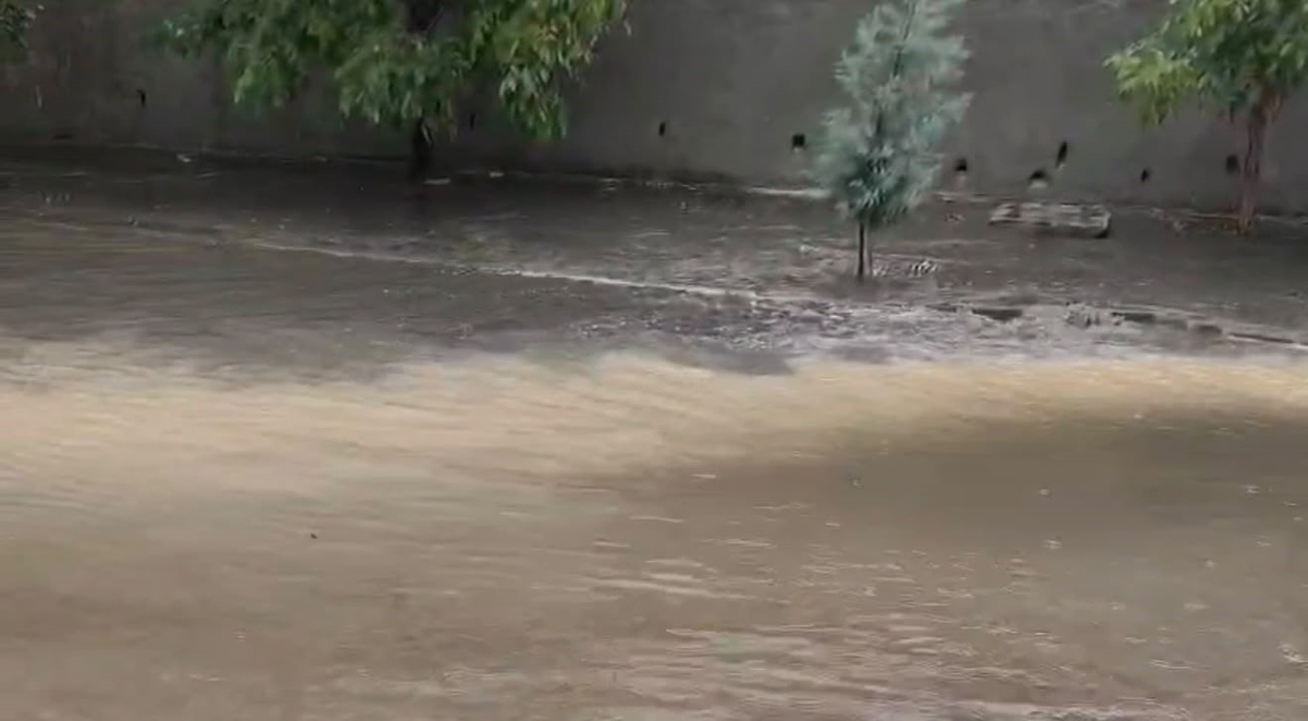 Gaziantep\'te etkili olan sağanak yolları göle çevirdi, sürücüler zorlandı.