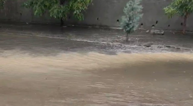 Gaziantep'te etkili olan sağanak yolları göle çevirdi, sürücüler zorlandı.