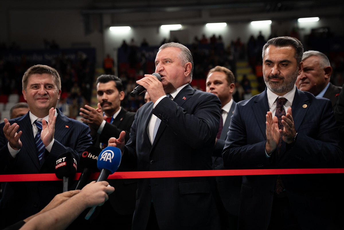 Kırıkkale\'de yeni spor salonu, voleybol şampiyonasına ev sahipliği yaparak açıldı