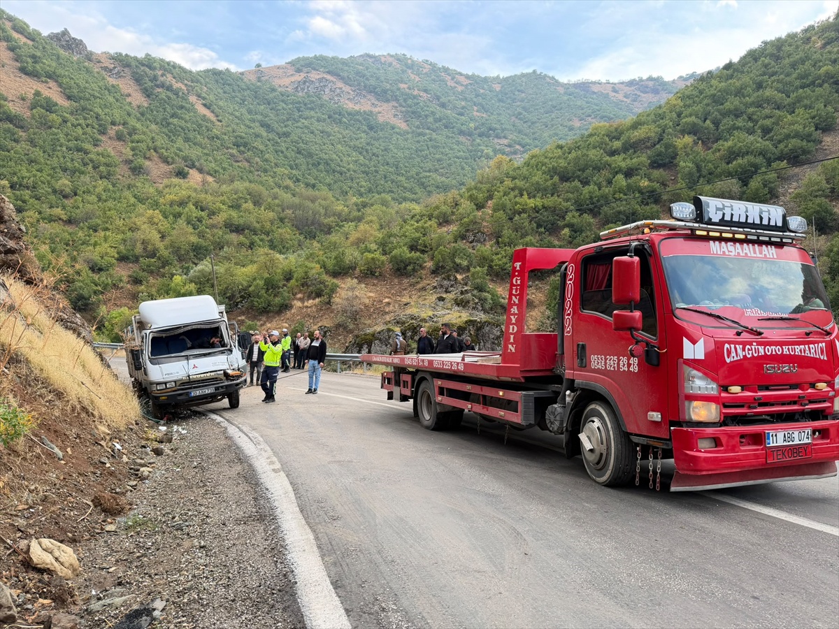 Hakkari Şemdinli\'de kamyonet tırla çarpıştı, yaralı hastaneye kaldırıldı