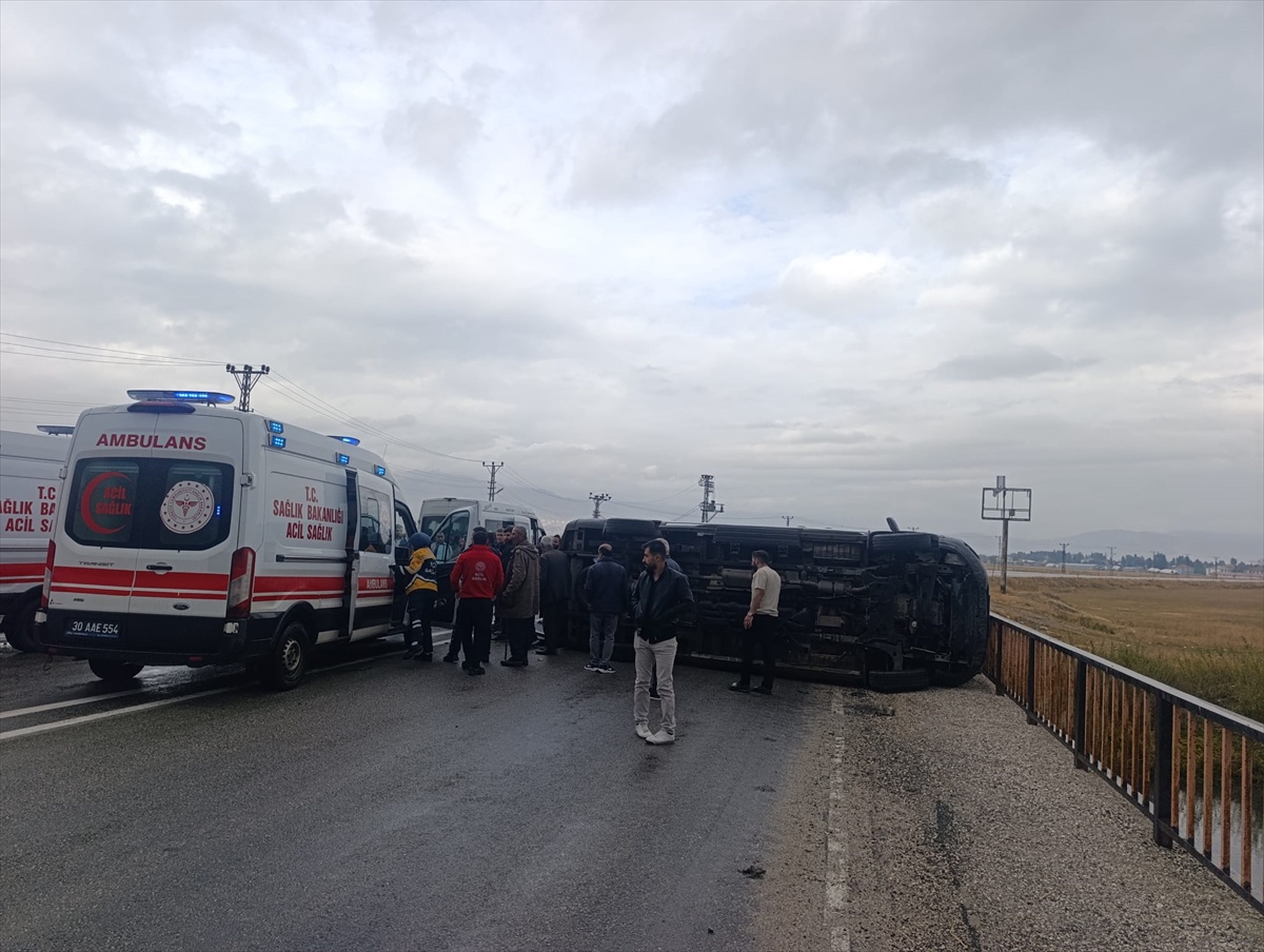 Hakkari Yüksekova\'da kontrolden çıkan öğrenci servisi devrildi, 14 kişi yaralandı