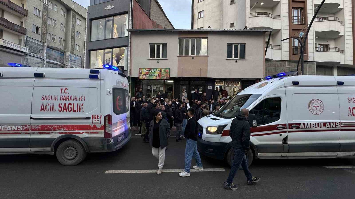 Hakkari Yüksekova\'da iki grup arasındaki tartışma kavgaya dönüştü, 4 kişi yaralandı.