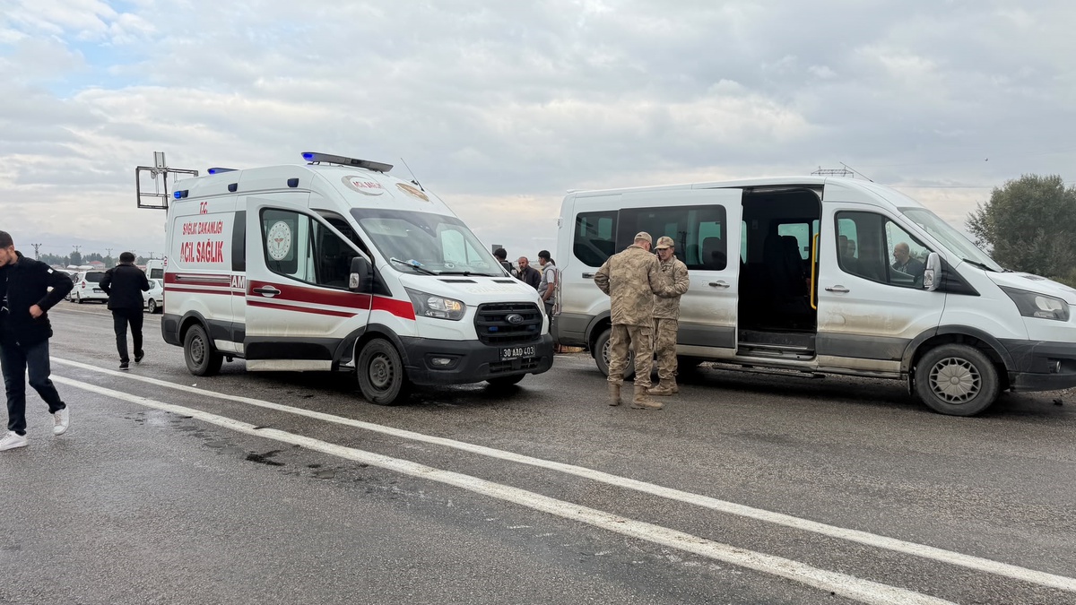 Hakkari Yüksekova\'da devrilen öğrenci servisinde 12 öğrenci hafif yaralandı