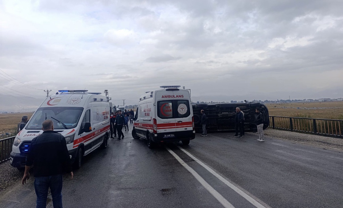 Hakkari Yüksekova\'da devrilen servisteki 10 yaralı öğrenci hastaneye kaldırıldı