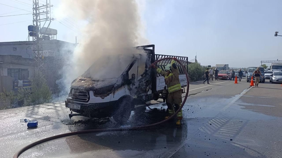 Hatay\'da seyir halindeki pikap yandı, araç kullanılmaz hale geldi