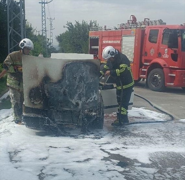 Hatay Erzin'de 35 CAU 18 plakalı otomobil alev aldı, itfaiye yangını söndürdü