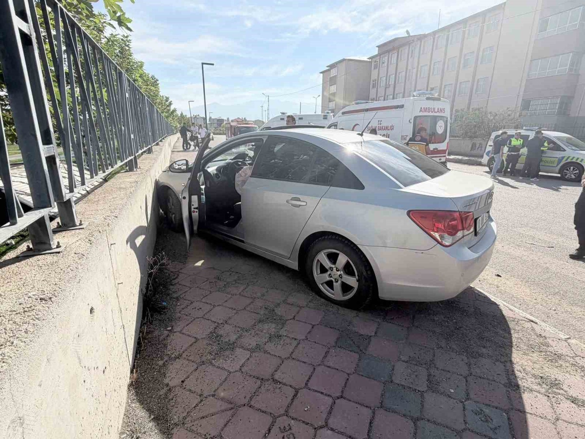 Iğdır Hakveyis\'te iki otomobil çarpıştı, 2 sürücü hafif yaralandı