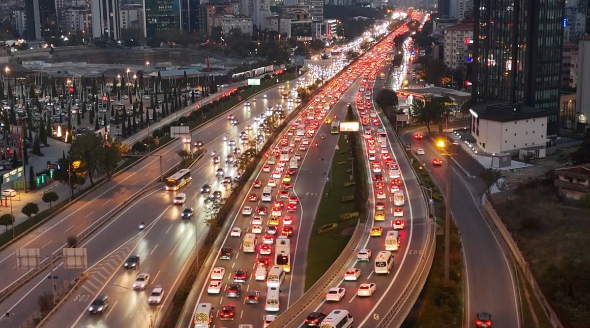 İBB verilerine göre İstanbul trafiği yüzde 72\'ye ulaştı, D-100 Kozyatağı\'nda kuyruk oluştu